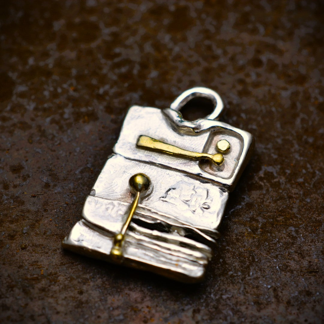 „Architektonische Abstraktion“ – Anhänger aus 925er Silber mit goldfarbenen Akzenten, handgefertigter Skulpturenschmuck im Boho- und rustikalen Stil | Art Diva