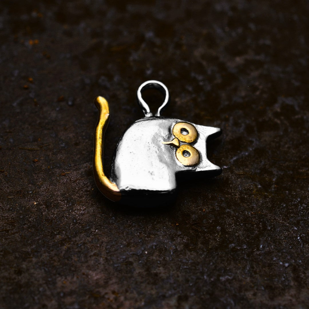 „Pisana“ – Katzen-Anhänger aus 925er Silber für Katzen- und Tierliebhaber, Skulpturenschmuck im Boho- und rustikalen Stil | Art Diva