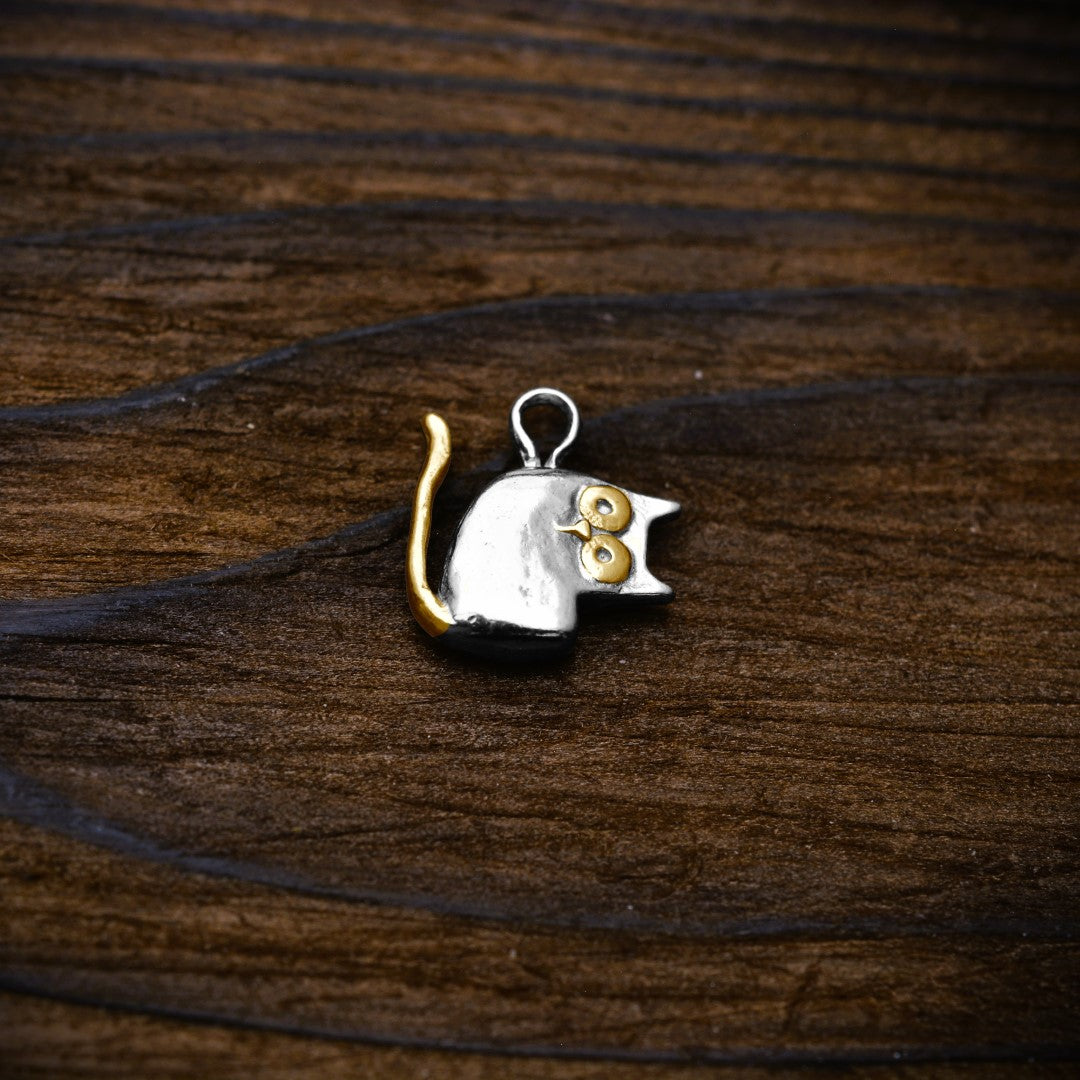 „Pisana“ – Katzen-Anhänger aus 925er Silber für Katzen- und Tierliebhaber, Skulpturenschmuck im Boho- und rustikalen Stil | Art Diva