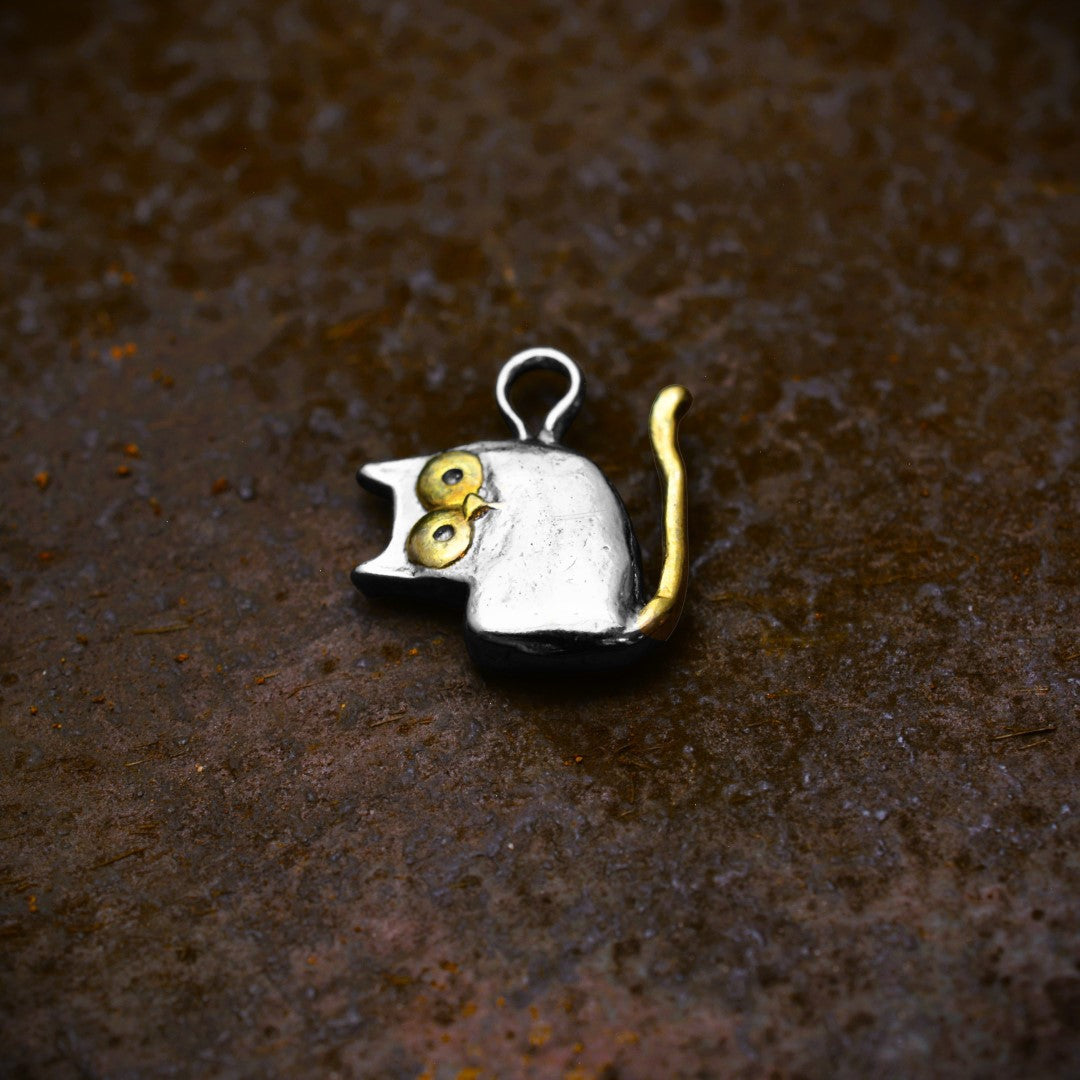 „Pisana“ – Katzen-Anhänger aus 925er Silber für Katzen- und Tierliebhaber, Skulpturenschmuck im Boho- und rustikalen Stil | Art Diva
