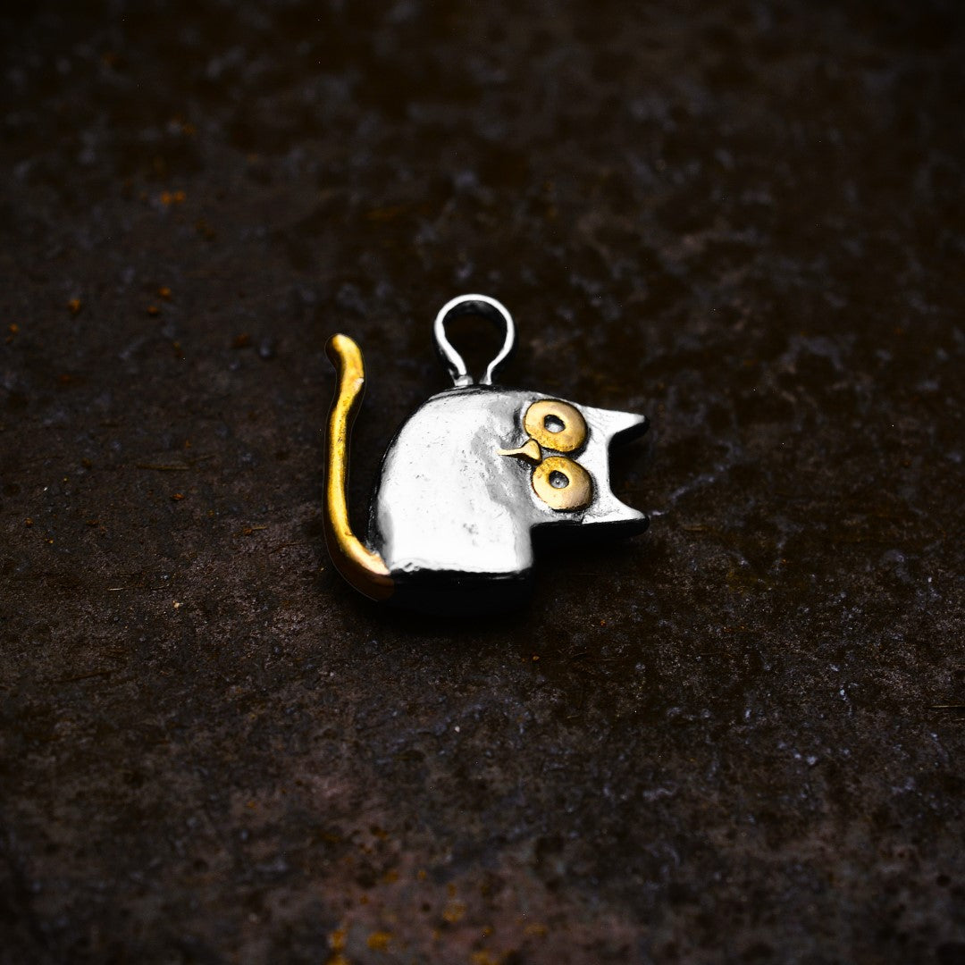 „Pisana“ – Katzen-Anhänger aus 925er Silber für Katzen- und Tierliebhaber, Skulpturenschmuck im Boho- und rustikalen Stil | Art Diva