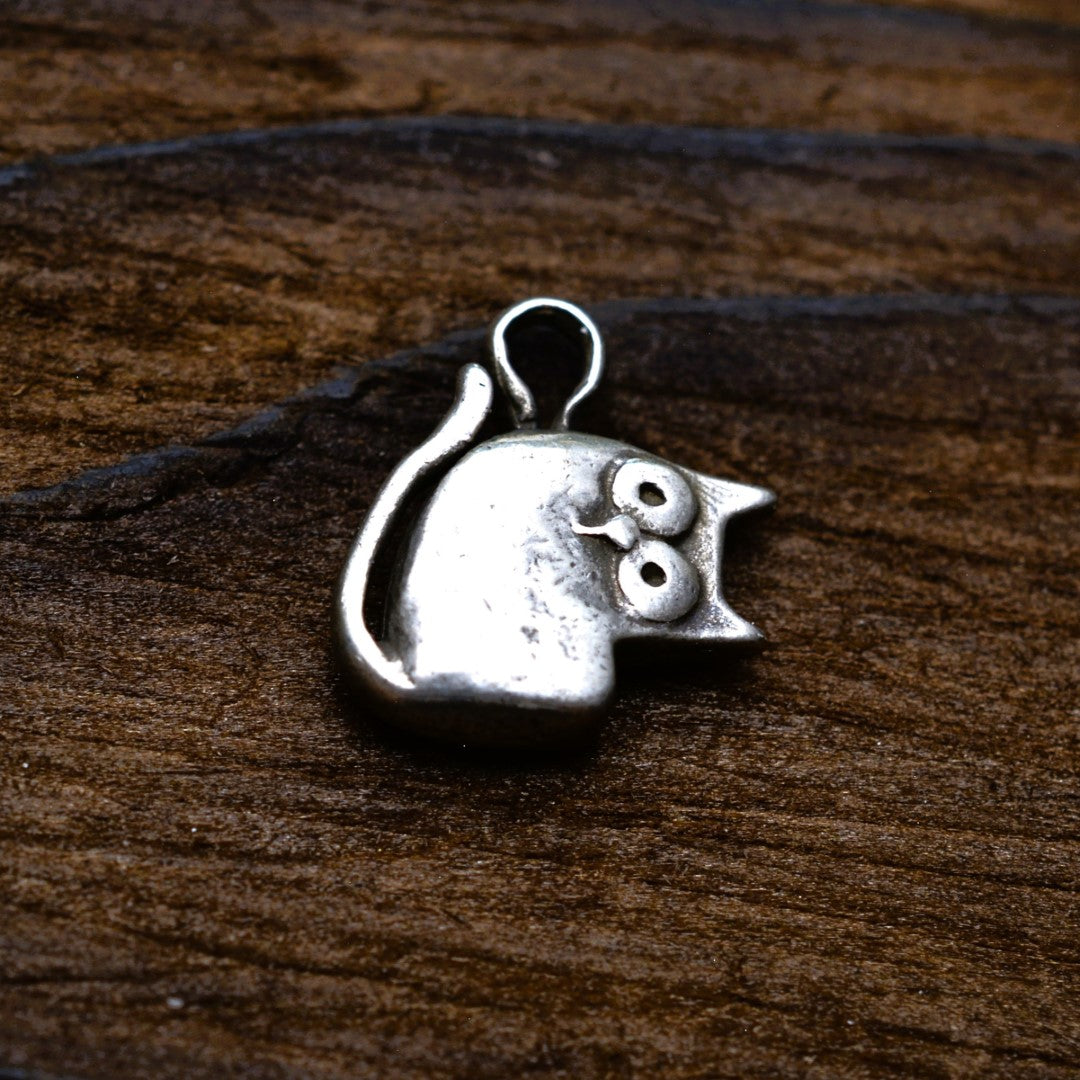 „Pisana“ – oxidierter Katzen-Anhänger aus 925er Silber für Katzenliebhaber, Skulpturenschmuck im Boho- und rustikalen Stil | Art Diva
