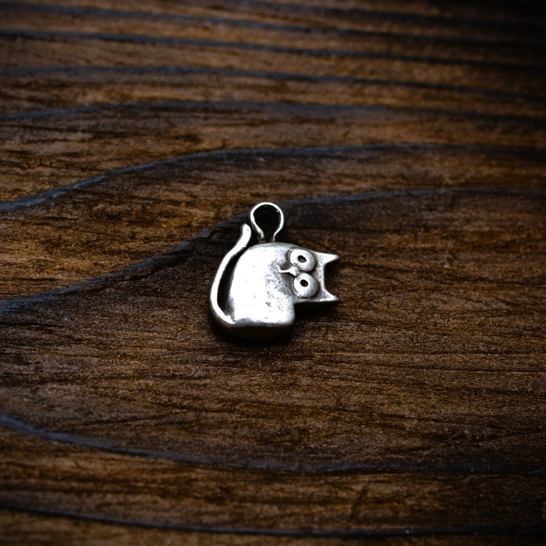 „Pisana“ – oxidierter Katzen-Anhänger aus 925er Silber für Katzenliebhaber, Skulpturenschmuck im Boho- und rustikalen Stil | Art Diva