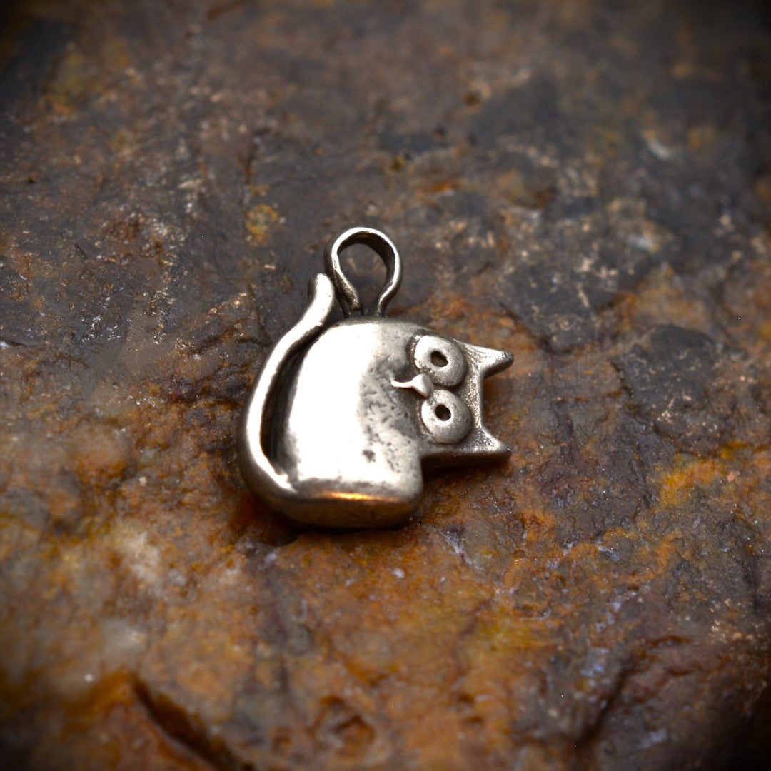 „Pisana“ – oxidierter Katzen-Anhänger aus 925er Silber für Katzenliebhaber, Skulpturenschmuck im Boho- und rustikalen Stil | Art Diva