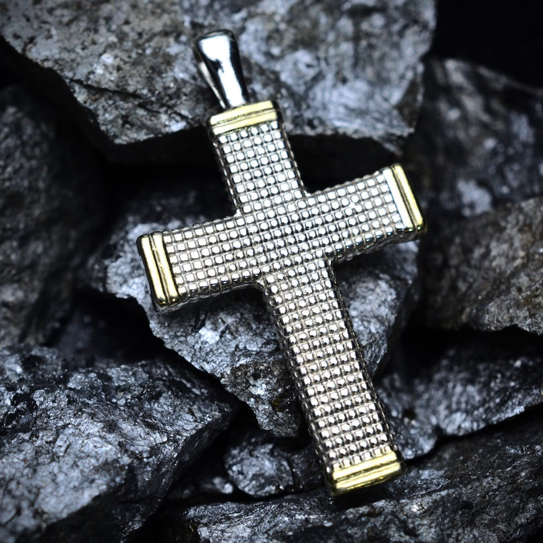 „Kreuz mit geometrischem Relief“-Anhänger aus 925er Silber mit Goldakzenten – Symbol für Glauben und Schutz, Boho-Rustik-Stil | Art Diva