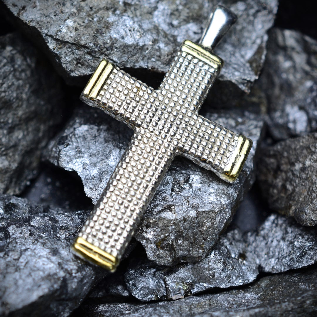 „Kreuz mit geometrischem Relief“-Anhänger aus 925er Silber mit Goldakzenten – Symbol für Glauben und Schutz, Boho-Rustik-Stil | Art Diva