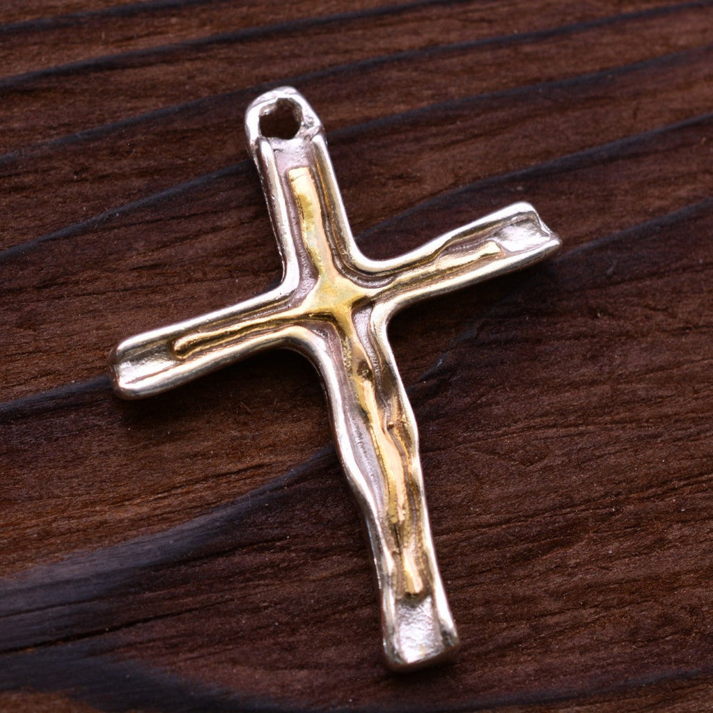 „Kreuz mit Feuerlinie“-Anhänger aus 925er Silber – Symbol für Glauben und Stärke, Skulpturenschmuck im Boho- und rustikalen Stil | Art Diva