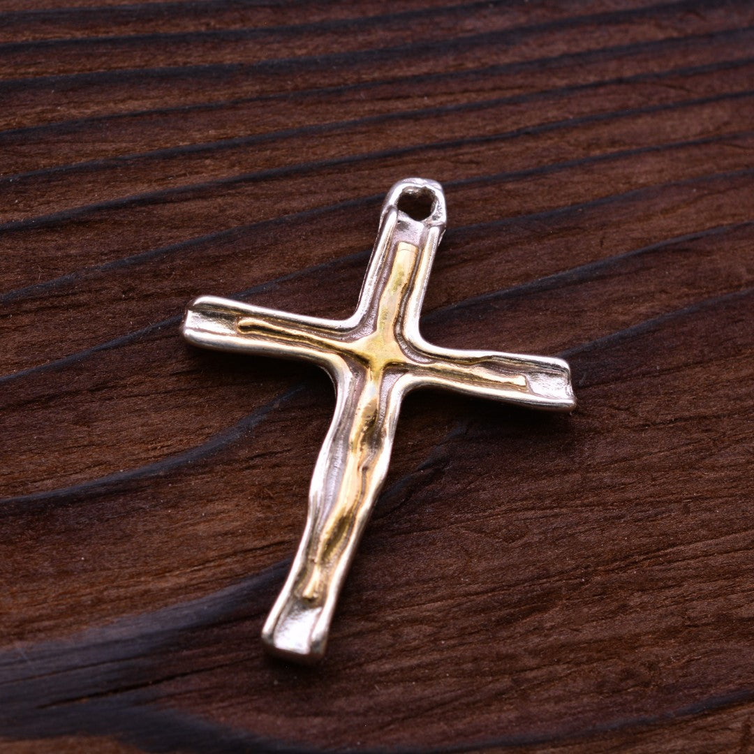 „Kreuz mit Feuerlinie“-Anhänger aus 925er Silber – Symbol für Glauben und Stärke, Skulpturenschmuck im Boho- und rustikalen Stil | Art Diva