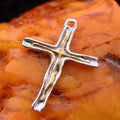 „Kreuz mit Feuerlinie“-Anhänger aus 925er Silber – Symbol für Glauben und Stärke, Skulpturenschmuck im Boho- und rustikalen Stil | Art Diva