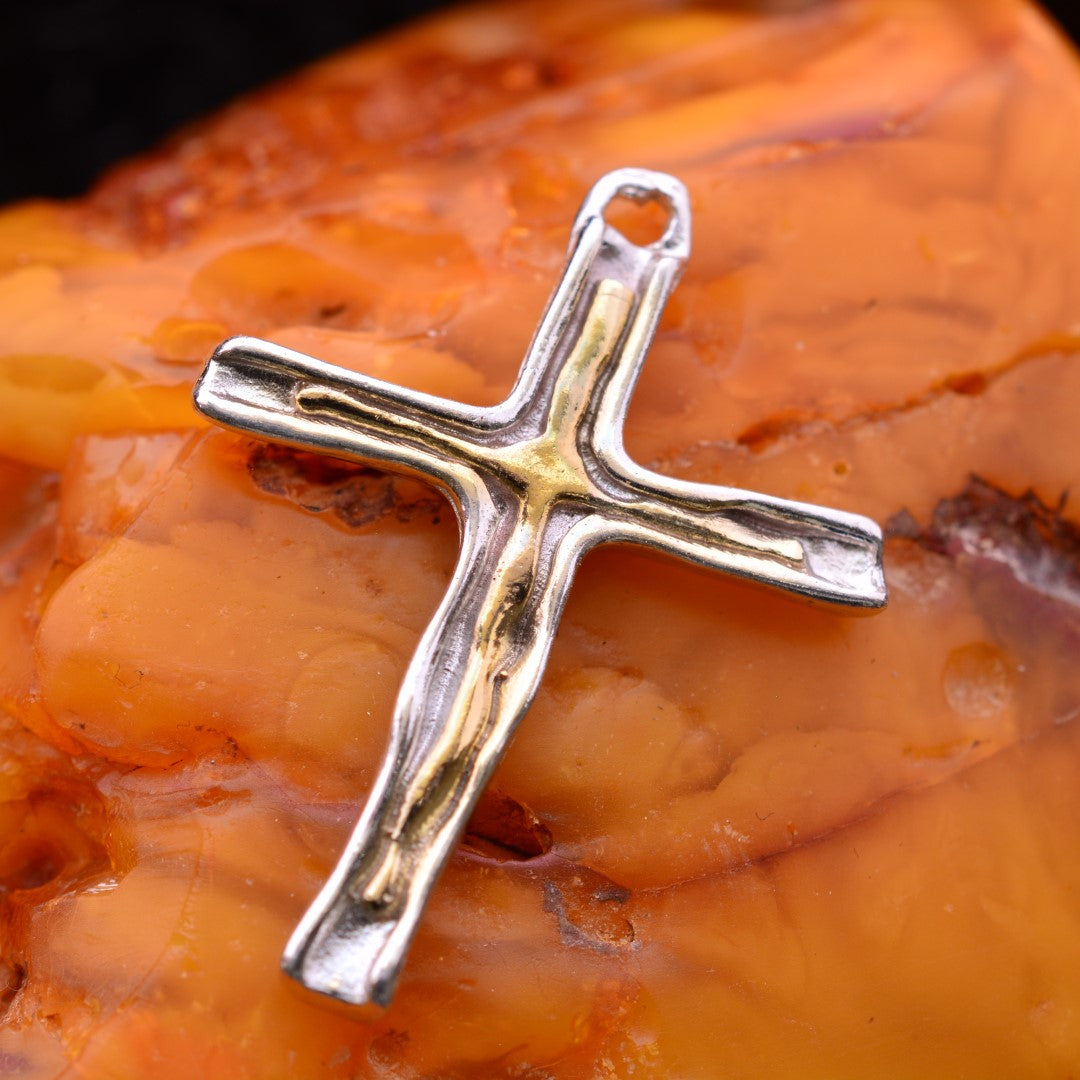 „Kreuz mit Feuerlinie“-Anhänger aus 925er Silber – Symbol für Glauben und Stärke, Skulpturenschmuck im Boho- und rustikalen Stil | Art Diva