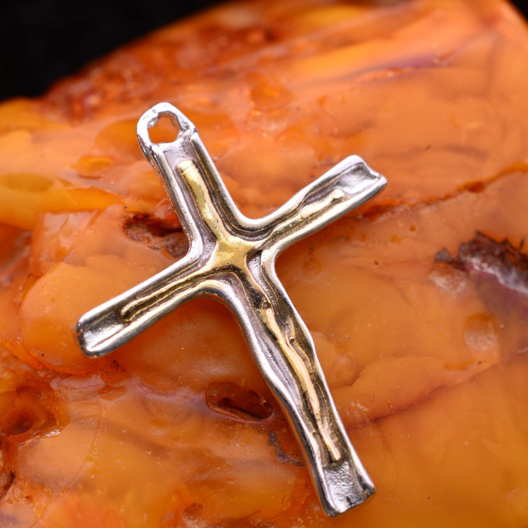 „Kreuz mit Feuerlinie“-Anhänger aus 925er Silber – Symbol für Glauben und Stärke, Skulpturenschmuck im Boho- und rustikalen Stil | Art Diva