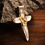 „Kreuz mit der Jungfrau Maria und dem Jesuskind“-Anhänger aus 925er Silber mit goldfarbenen Akzenten – handpoliertes Symbol für Glauben, mütterlichen Schutz und spirituelle Stärke, Skulpturenschmuck im Boho- und rustikalen Stil | Art Diva