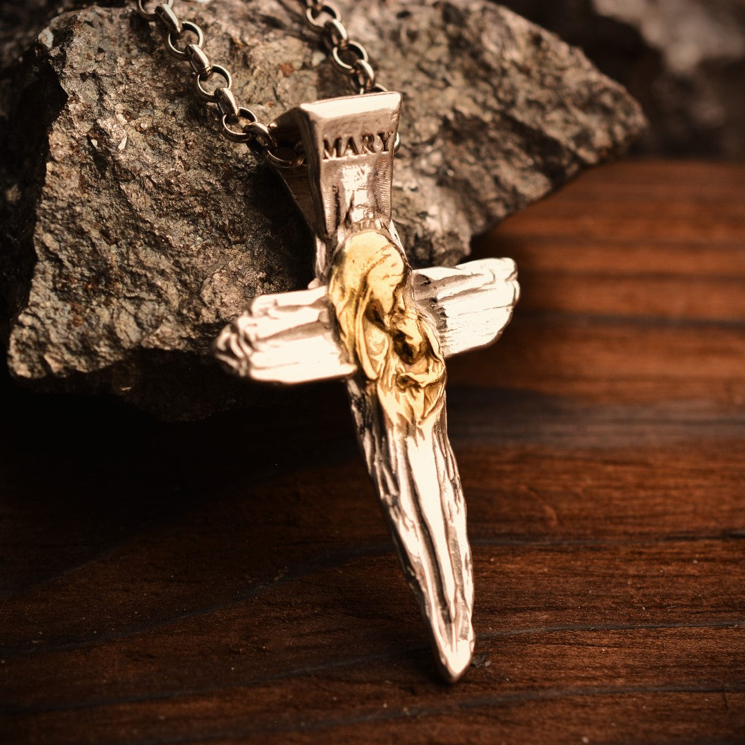 „Kreuz mit der Jungfrau Maria und dem Jesuskind“-Anhänger aus 925er Silber mit goldfarbenen Akzenten – handpoliertes Symbol für Glauben, mütterlichen Schutz und spirituelle Stärke, Skulpturenschmuck im Boho- und rustikalen Stil | Art Diva