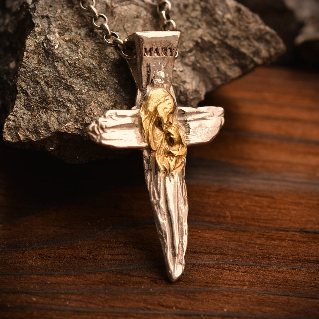 „Kreuz mit der Jungfrau Maria und dem Jesuskind“-Anhänger aus 925er Silber mit goldfarbenen Akzenten – handpoliertes Symbol für Glauben, mütterlichen Schutz und spirituelle Stärke, Skulpturenschmuck im Boho- und rustikalen Stil | Art Diva