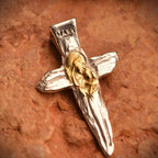 „Kreuz mit der Jungfrau Maria und dem Jesuskind“-Anhänger aus 925er Silber mit goldfarbenen Akzenten – handpoliertes Symbol für Glauben, mütterlichen Schutz und spirituelle Stärke, Skulpturenschmuck im Boho- und rustikalen Stil | Art Diva