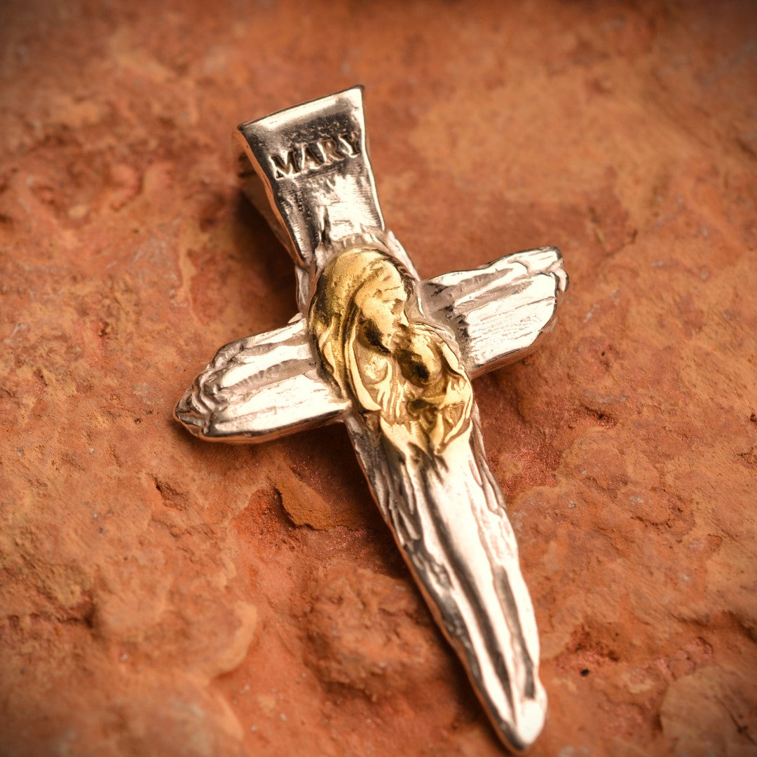 „Kreuz mit der Jungfrau Maria und dem Jesuskind“-Anhänger aus 925er Silber mit goldfarbenen Akzenten – handpoliertes Symbol für Glauben, mütterlichen Schutz und spirituelle Stärke, Skulpturenschmuck im Boho- und rustikalen Stil | Art Diva