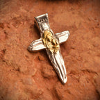 „Kreuz mit der Jungfrau Maria und dem Jesuskind“-Anhänger aus 925er Silber mit goldfarbenen Akzenten – handpoliertes Symbol für Glauben, mütterlichen Schutz und spirituelle Stärke, Skulpturenschmuck im Boho- und rustikalen Stil | Art Diva