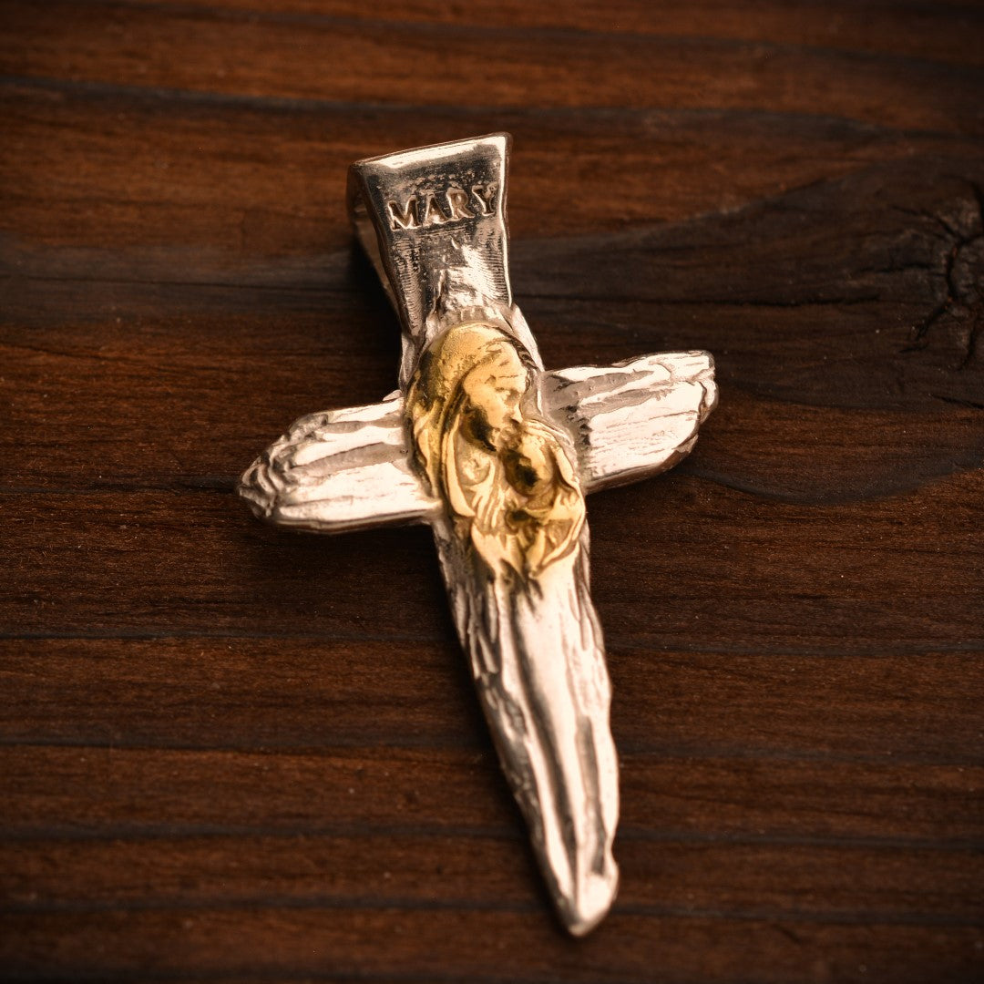 „Kreuz mit der Jungfrau Maria und dem Jesuskind“-Anhänger aus 925er Silber mit goldfarbenen Akzenten – handpoliertes Symbol für Glauben, mütterlichen Schutz und spirituelle Stärke, Skulpturenschmuck im Boho- und rustikalen Stil | Art Diva