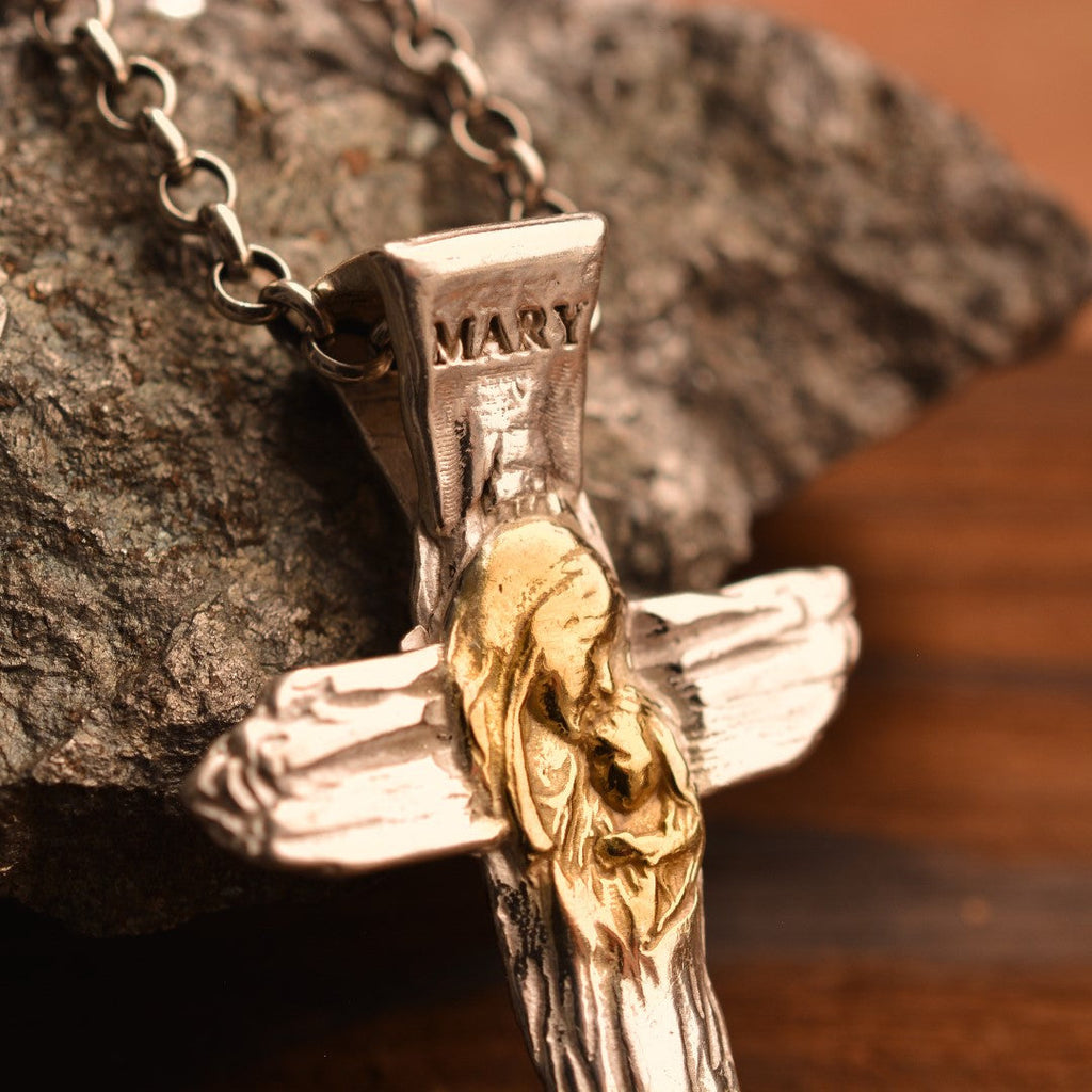 „Kreuz mit der Jungfrau Maria und dem Jesuskind“-Anhänger aus 925er Silber mit goldfarbenen Akzenten – handpoliertes Symbol für Glauben, mütterlichen Schutz und spirituelle Stärke, Skulpturenschmuck im Boho- und rustikalen Stil | Art Diva