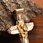„Kreuz mit der Jungfrau Maria und dem Jesuskind“-Anhänger aus 925er Silber mit goldfarbenen Akzenten – handpoliertes Symbol für Glauben, mütterlichen Schutz und spirituelle Stärke, Skulpturenschmuck im Boho- und rustikalen Stil | Art Diva