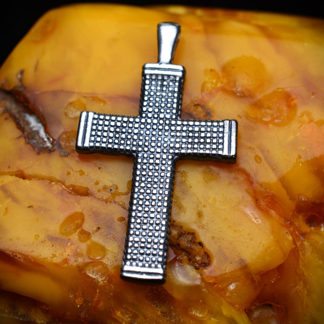 „Kreuz mit geometrischem Relief“-Anhänger aus 925er Silber – Symbol für Glauben, Schutz und spirituelle Stärke, oxidierter Boho-Rustik-Stil | Art Diva