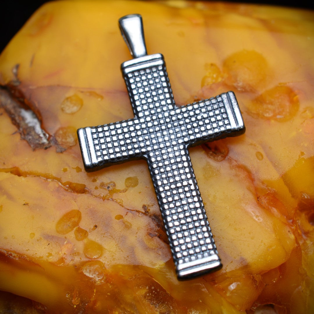 „Kreuz mit geometrischem Relief“-Anhänger aus 925er Silber – Symbol für Glauben, Schutz und spirituelle Stärke, oxidierter Boho-Rustik-Stil | Art Diva