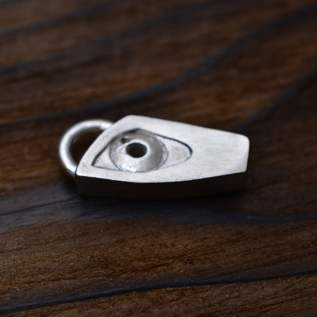 „Auge des Schutzes“ – Anhänger aus 925er Silber, Talisman für Schutz und Intuition, Skulpturenschmuck im Boho- und rustikalen Stil | Art Diva