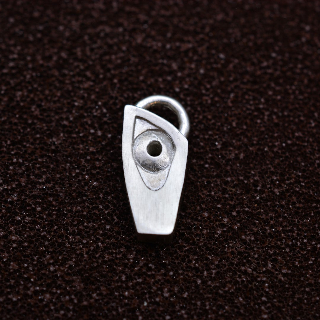 „Auge des Schutzes“ – Anhänger aus 925er Silber, Talisman für Schutz und Intuition, Skulpturenschmuck im Boho- und rustikalen Stil | Art Diva