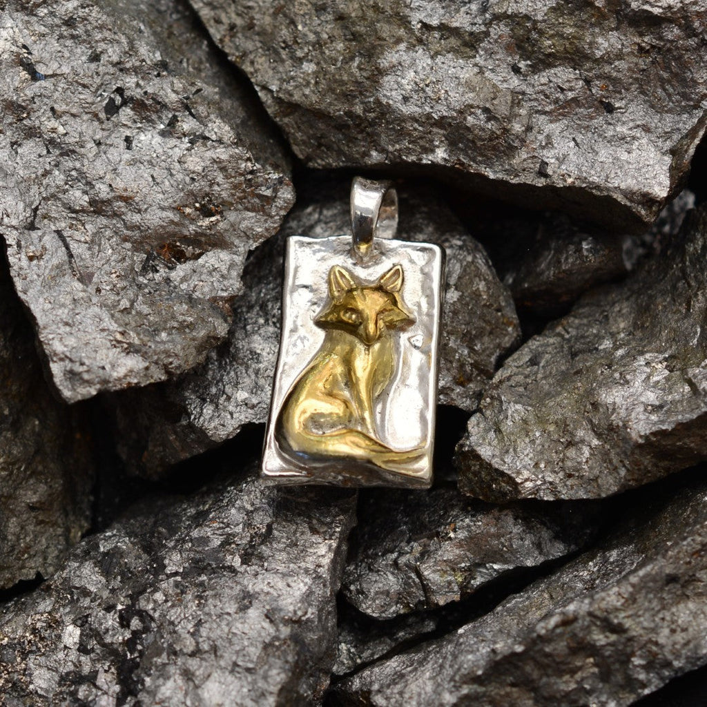 „Fuchs“ – handgefertigter Anhänger aus 925er Silber mit goldfarbenen Akzenten, Symbol für Intuition und Anmut, skulpturales Schmuckstück | Art Diva