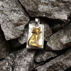 „Fuchs“ – handgefertigter Anhänger aus 925er Silber mit goldfarbenen Akzenten, Symbol für Intuition und Anmut, skulpturales Schmuckstück | Art Diva