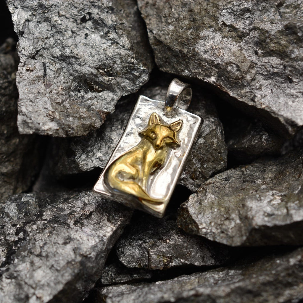 „Fuchs“ – handgefertigter Anhänger aus 925er Silber mit goldfarbenen Akzenten, Symbol für Intuition und Anmut, skulpturales Schmuckstück | Art Diva