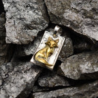 „Fuchs“ – handgefertigter Anhänger aus 925er Silber mit goldfarbenen Akzenten, Symbol für Intuition und Anmut, skulpturales Schmuckstück | Art Diva