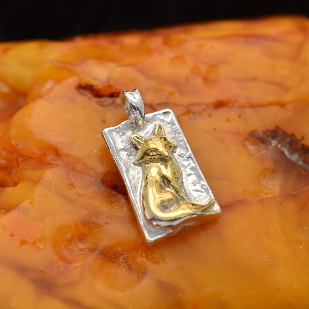 „Fuchs“ – handgefertigter Anhänger aus 925er Silber mit goldfarbenen Akzenten, Symbol für Intuition und Anmut, skulpturales Schmuckstück | Art Diva