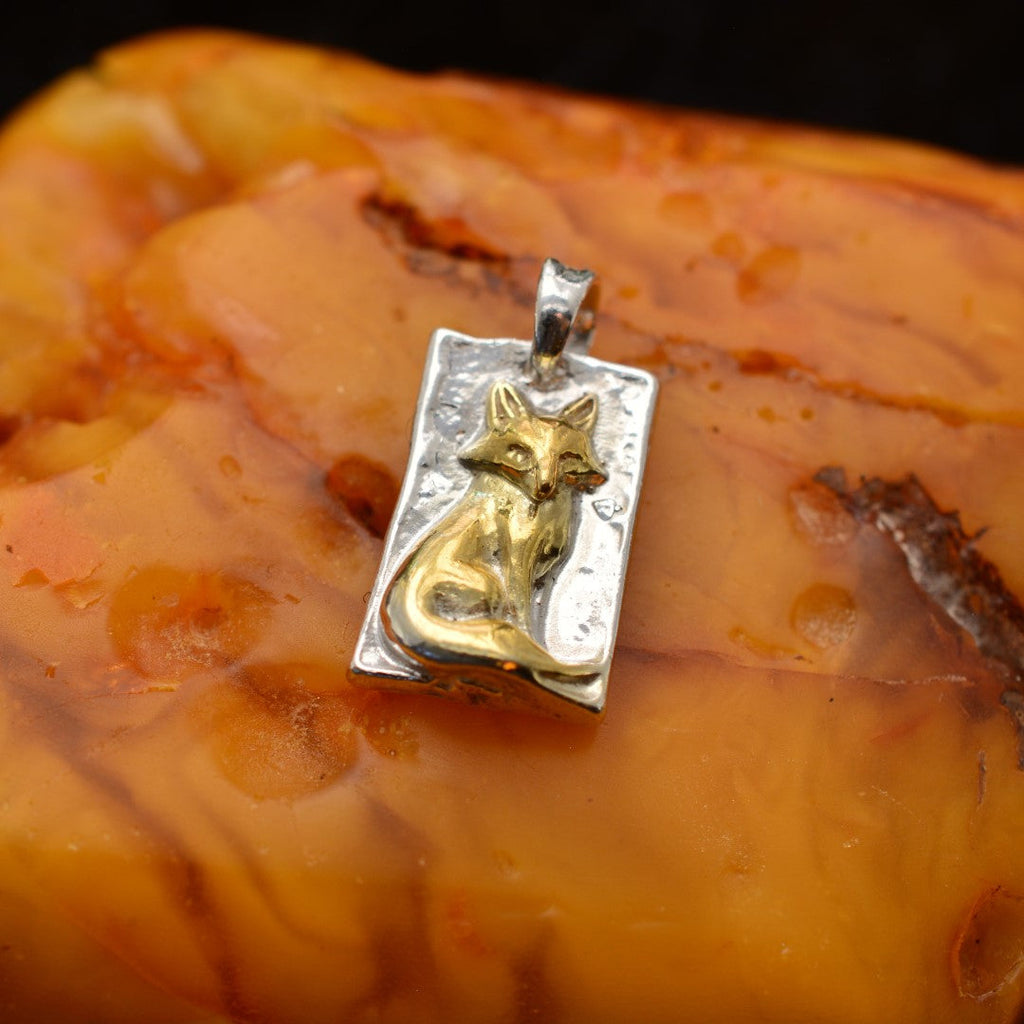 „Fuchs“ – handgefertigter Anhänger aus 925er Silber mit goldfarbenen Akzenten, Symbol für Intuition und Anmut, skulpturales Schmuckstück | Art Diva