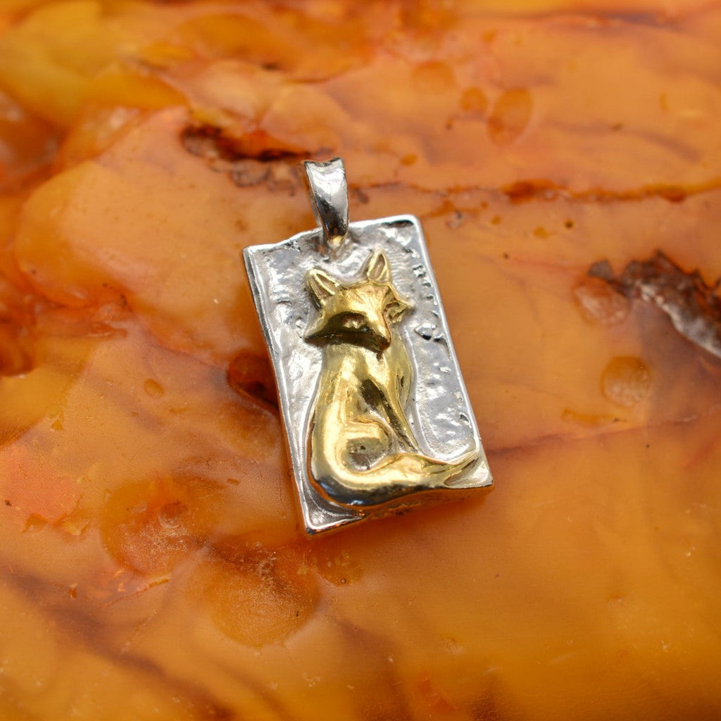 „Fuchs“ – handgefertigter Anhänger aus 925er Silber mit goldfarbenen Akzenten, Symbol für Intuition und Anmut, skulpturales Schmuckstück | Art Diva