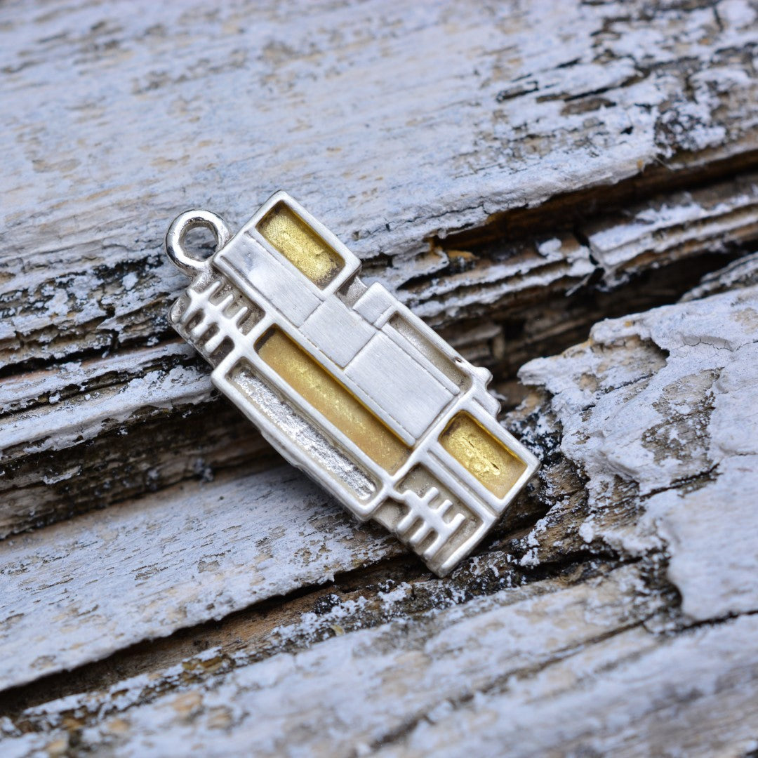 „Genesis“ – Anhänger aus 925er Silber mit goldfarbenen Akzenten, künstlerischer Skulpturenschmuck | Art Diva