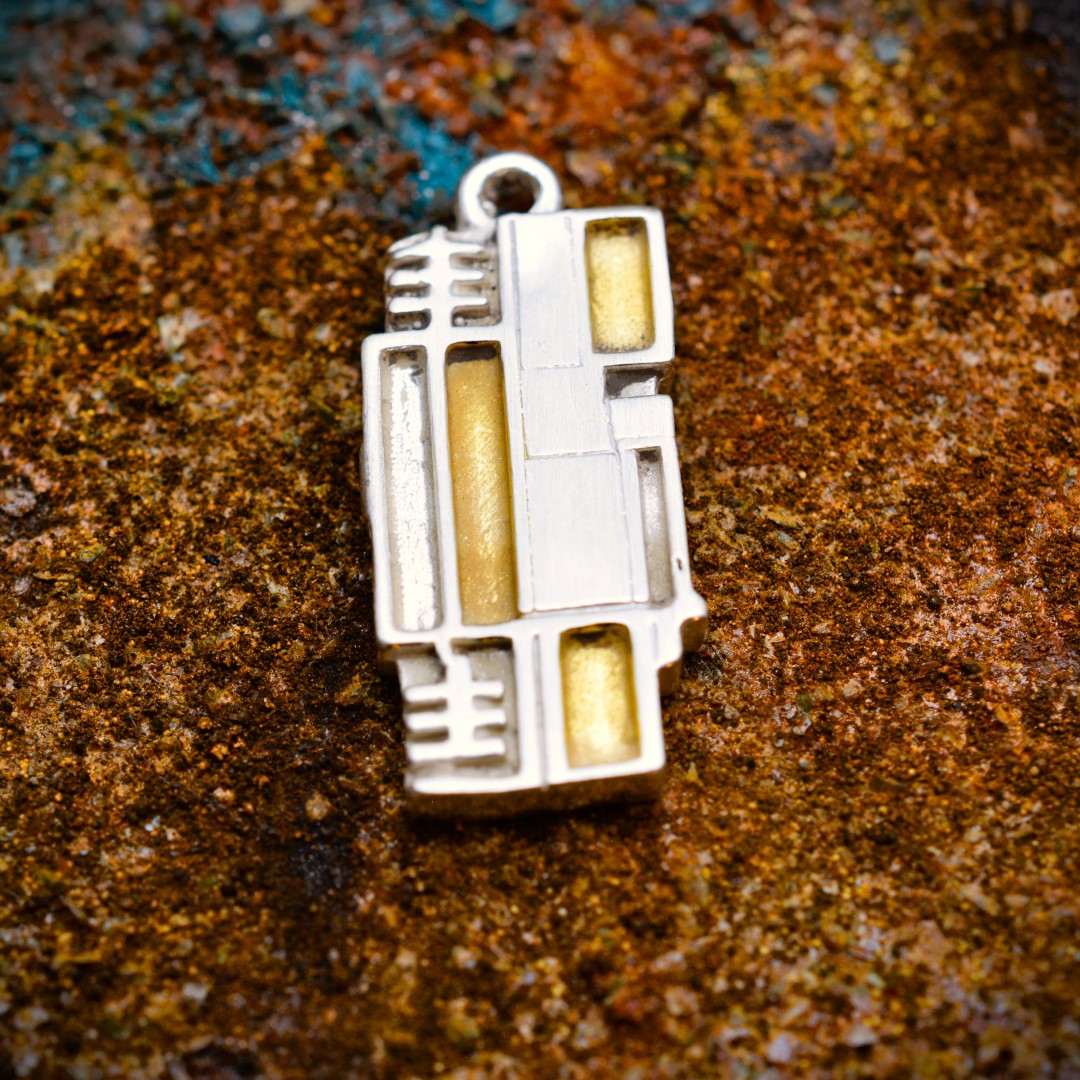 „Genesis“ – Anhänger aus 925er Silber mit goldfarbenen Akzenten, künstlerischer Skulpturenschmuck | Art Diva
