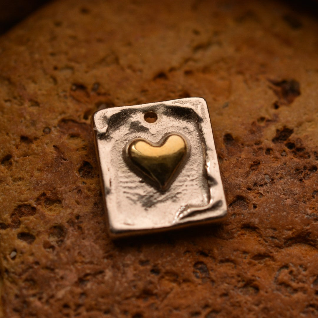 „Goldenes Herz“ – handgefertigter Anhänger aus 925er Silber, Talisman für Liebe, Skulpturenschmuck im Boho- und rustikalen Stil | Art Diva