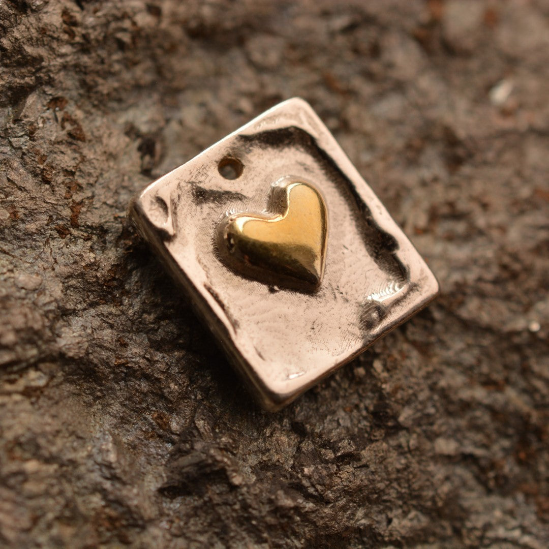 „Goldenes Herz“ – handgefertigter Anhänger aus 925er Silber, Talisman für Liebe, Skulpturenschmuck im Boho- und rustikalen Stil | Art Diva