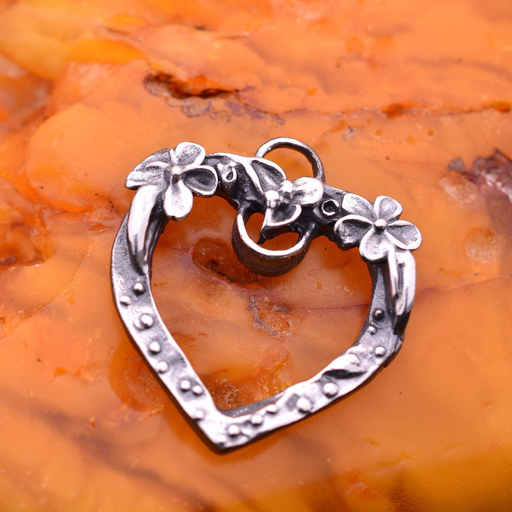 „Offenes Herz“-Anhänger für Damen aus 925er Silber – oxidierter Schmuck im Boho- und rustikalen Stil | Art Diva