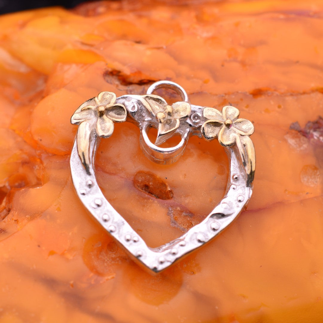 „Offenes Herz“-Anhänger für Damen aus 925er Silber mit goldfarbenen Akzenten – Skulpturenschmuck im Boho- und rustikalen Stil | Art Diva