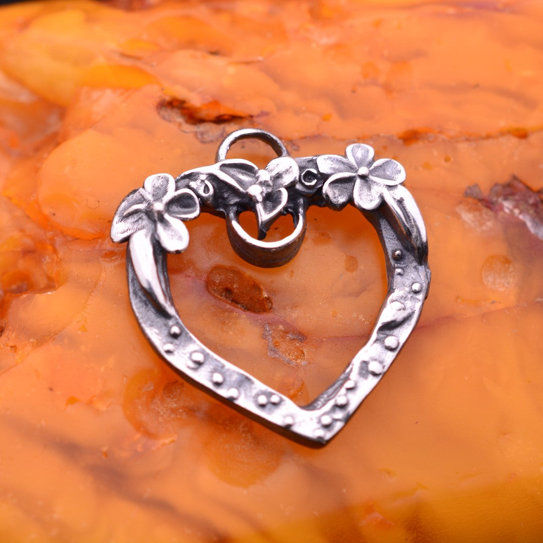 „Offenes Herz“-Anhänger für Damen aus 925er Silber – oxidierter Schmuck im Boho- und rustikalen Stil | Art Diva