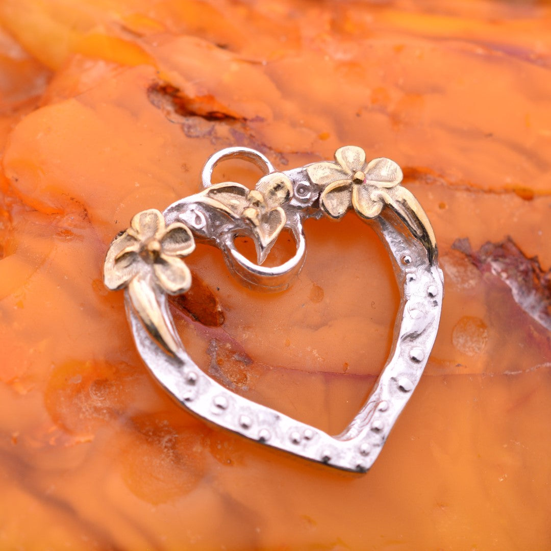 „Offenes Herz“-Anhänger für Damen aus 925er Silber mit goldfarbenen Akzenten – Skulpturenschmuck im Boho- und rustikalen Stil | Art Diva