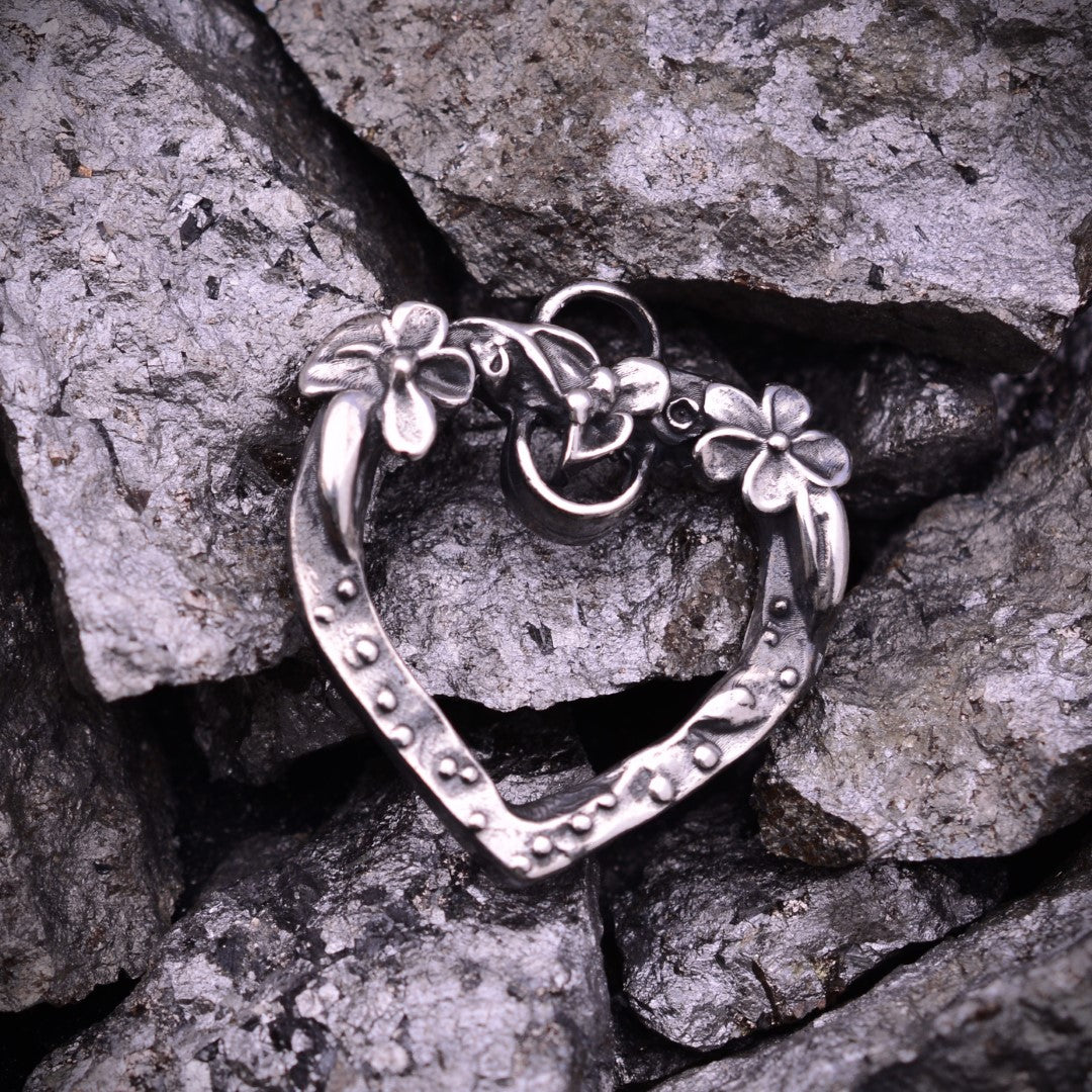 „Offenes Herz“-Anhänger für Damen aus 925er Silber – oxidierter Schmuck im Boho- und rustikalen Stil | Art Diva
