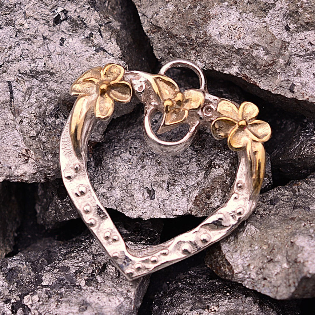 „Offenes Herz“-Anhänger für Damen aus 925er Silber mit goldfarbenen Akzenten – Skulpturenschmuck im Boho- und rustikalen Stil | Art Diva