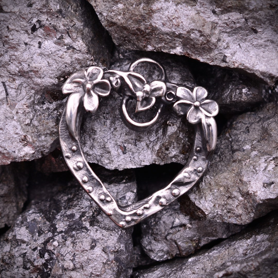 „Offenes Herz“-Anhänger für Damen aus 925er Silber – oxidierter Schmuck im Boho- und rustikalen Stil | Art Diva