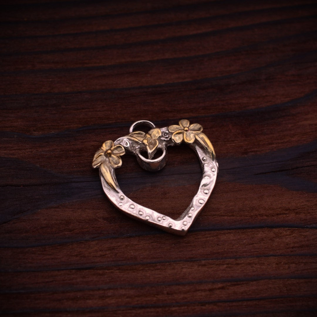 „Offenes Herz“-Anhänger für Damen aus 925er Silber mit goldfarbenen Akzenten – Skulpturenschmuck im Boho- und rustikalen Stil | Art Diva