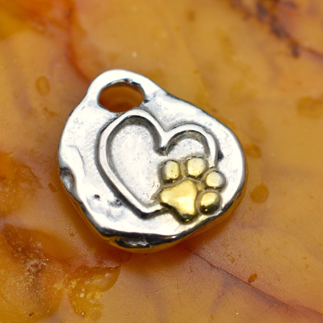 „Pfote im Herzen“-Anhänger aus 925er Silber mit goldfarbenen Akzenten – Talisman für die Liebe zu Tieren, Skulpturenschmuck im Boho- und rustikalen Stil | Art Diva