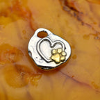 „Pfote im Herzen“-Anhänger aus 925er Silber mit goldfarbenen Akzenten – Talisman für die Liebe zu Tieren, Skulpturenschmuck im Boho- und rustikalen Stil | Art Diva