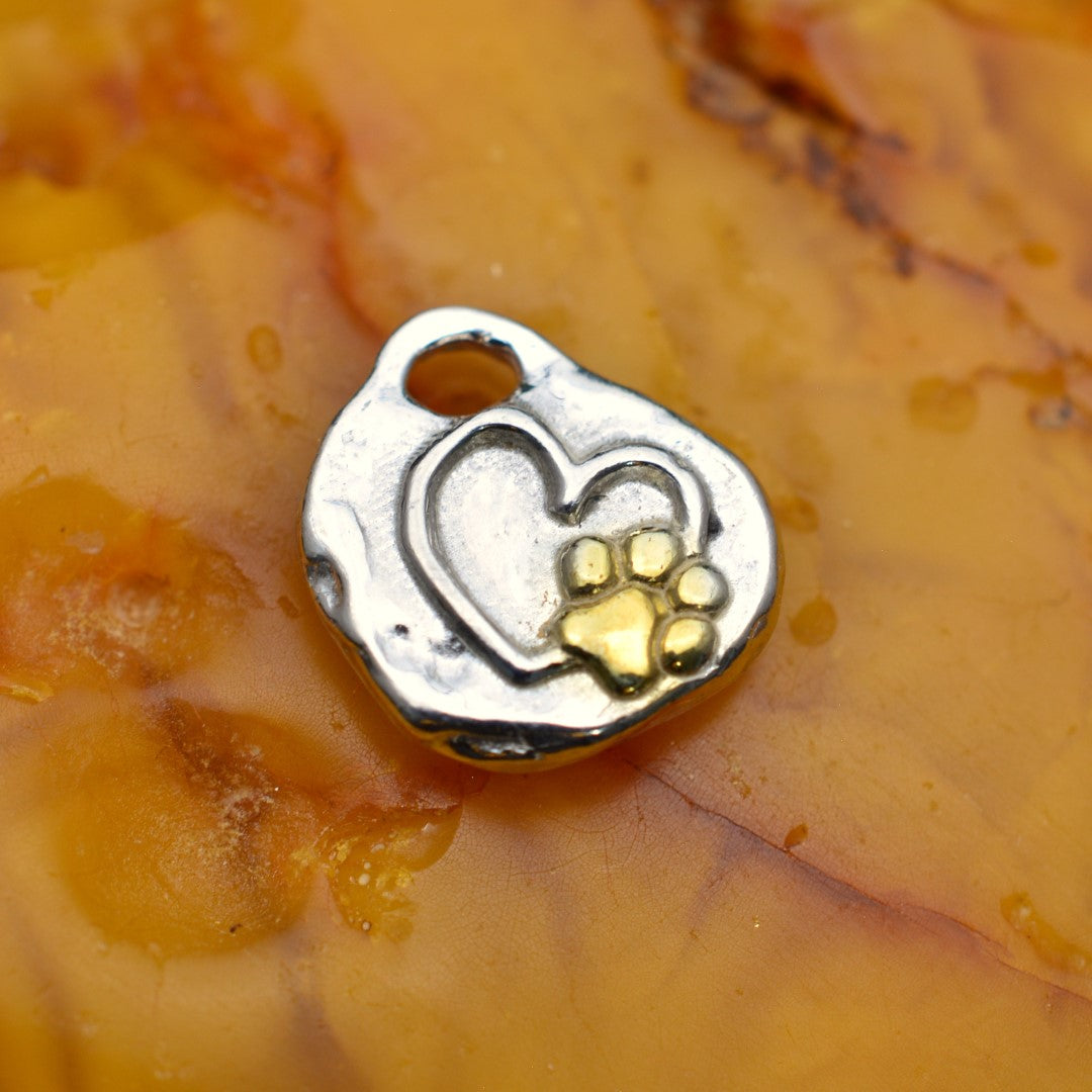 „Pfote im Herzen“-Anhänger aus 925er Silber mit goldfarbenen Akzenten – Talisman für die Liebe zu Tieren, Skulpturenschmuck im Boho- und rustikalen Stil | Art Diva
